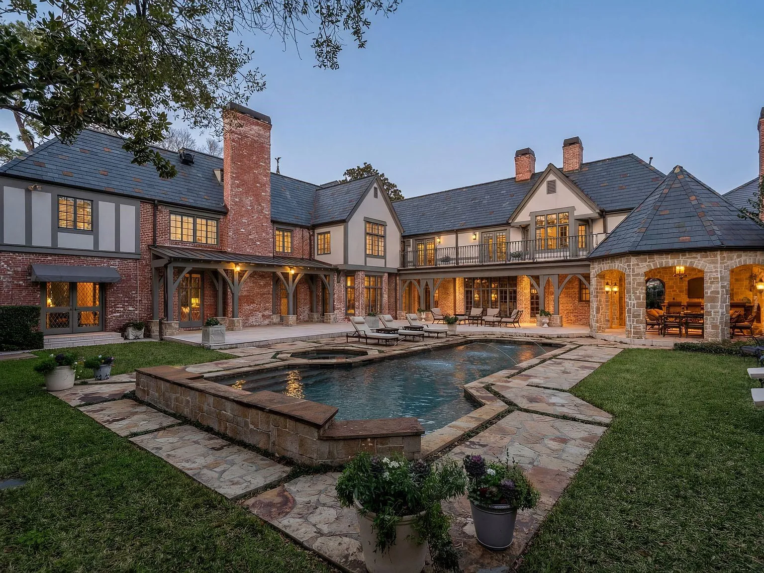 4 bed, 6.5 bath, 7084 sqft, $30,000 — Photo 3