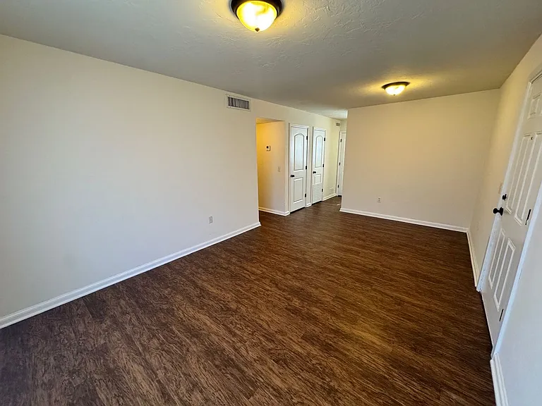 Renaissance Park Apartments — Photo 10