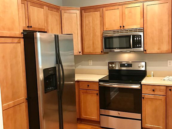 Kitchen: Stainless Steel Appliances, Brand New Range