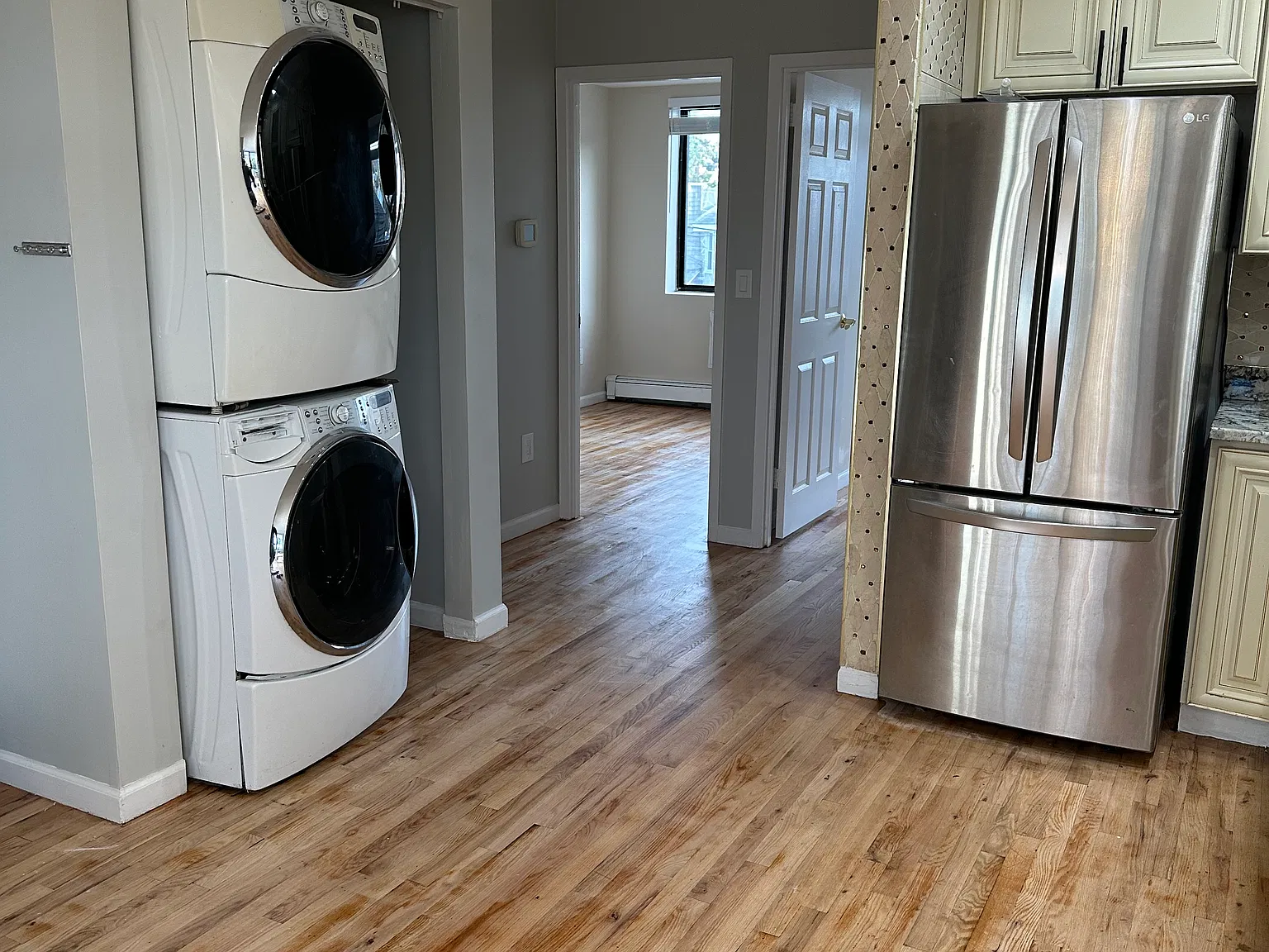 3 bed, 1000 sqft, $3,500 — Photo 2