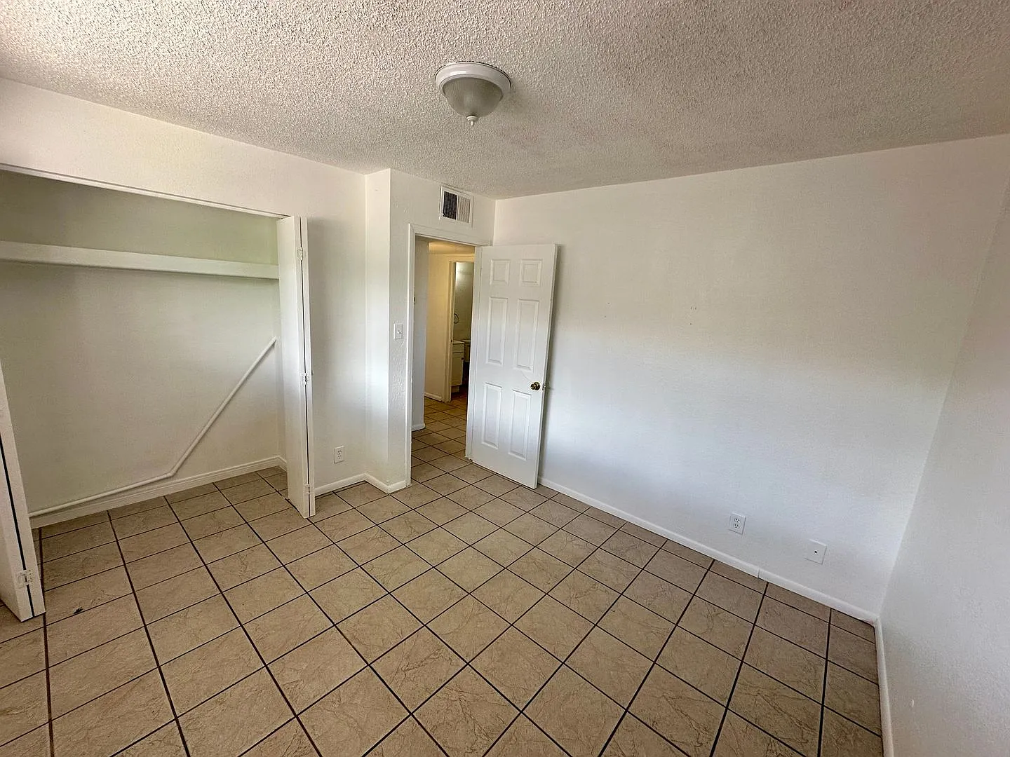 809 W 1st St — Photo 4