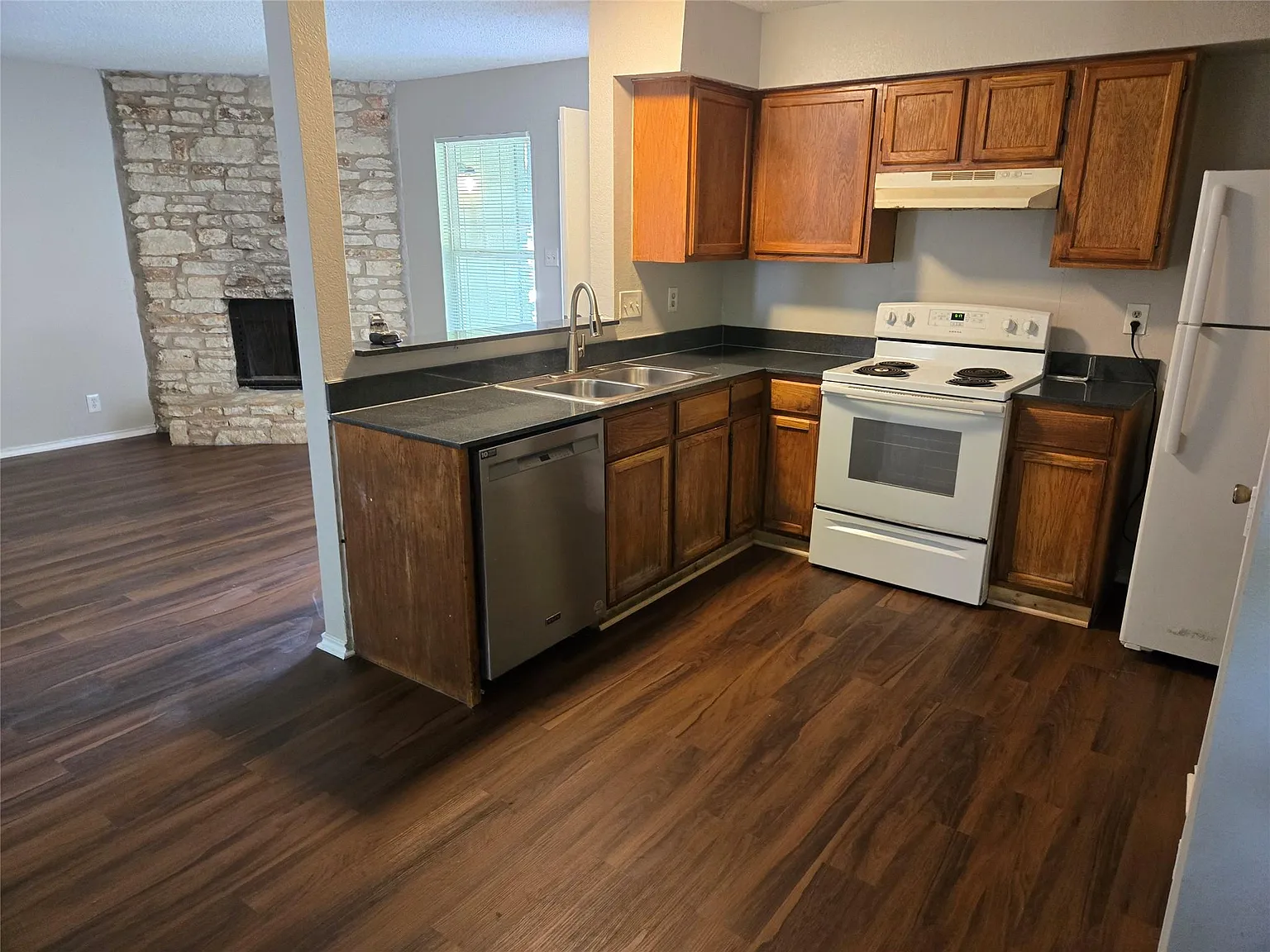 2 bed, 1.0 bath, 780 sqft, $1,150 — Photo 2