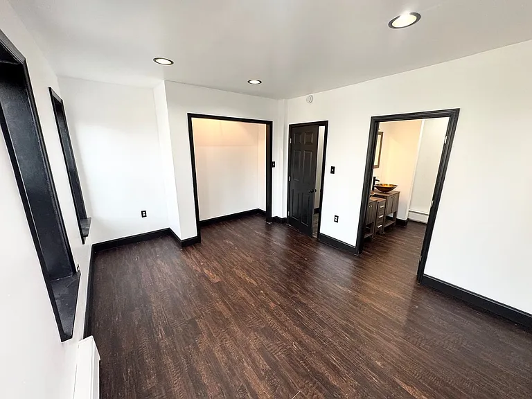 509 E Strawberry St — Photo 10