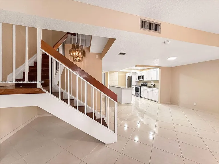 5608 NW 19th St #TOWNHOUSE — Photo 3