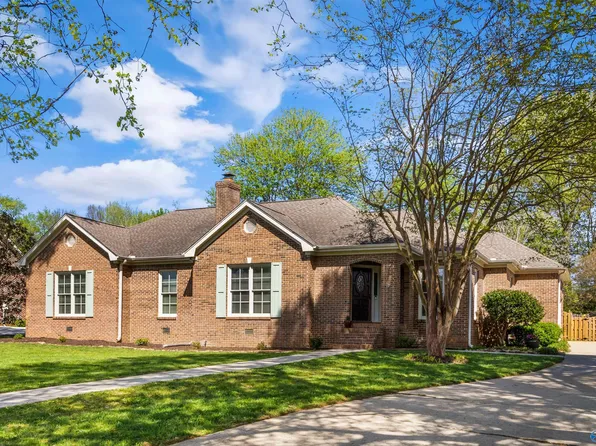 121 Featherstone Ln SE, Owens Cross Roads, AL 35763