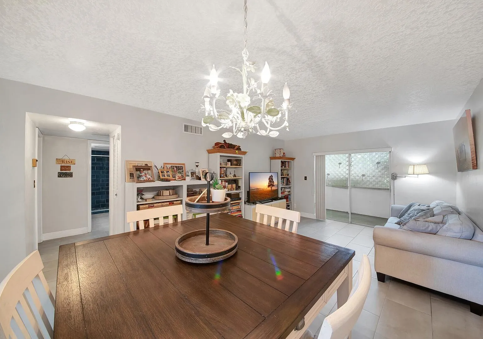 2 bed, 1.0 bath, 894 sqft, $1,800 — Photo 1