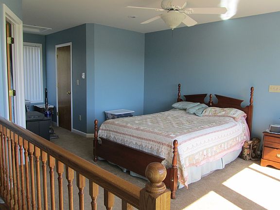 MBR w/bath & walk-in