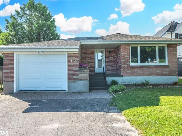 42 Poyntz St, Penetanguishene, ON L9M 1N4