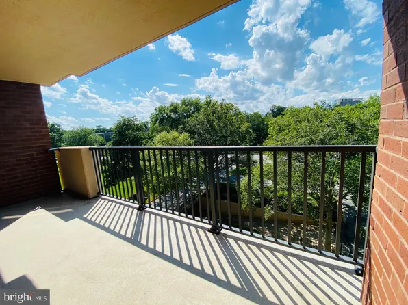 1300 Army Navy Dr APT 401, Arlington, VA 22202