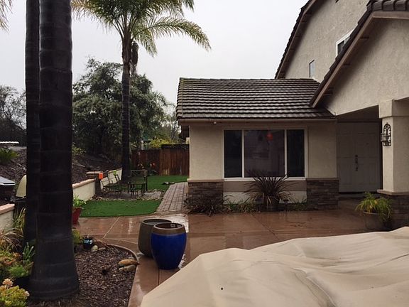 Front patio & courtyard.