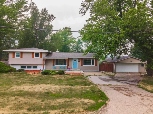 104 N Division St, Stanford, IL 61774