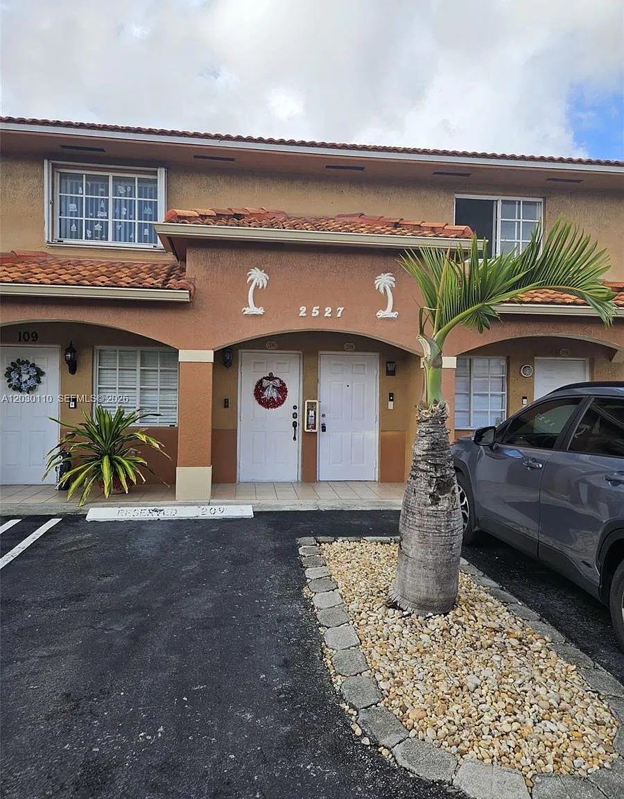 3 bed, 2.0 bath, 1270 sqft, $2,900 — Photo 1