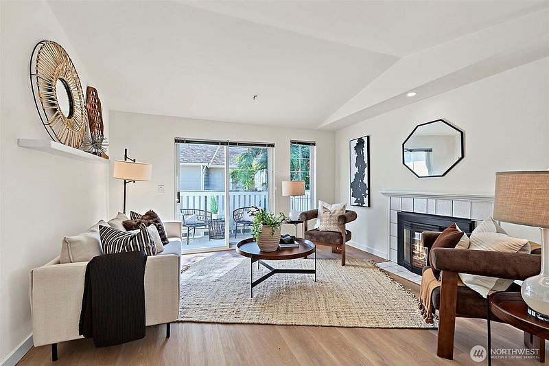 3rd image of 901 Sunset Boulevard NE #B307