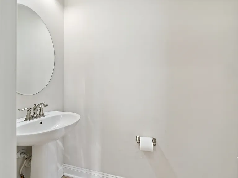 138 Seneca Pl — Photo 2