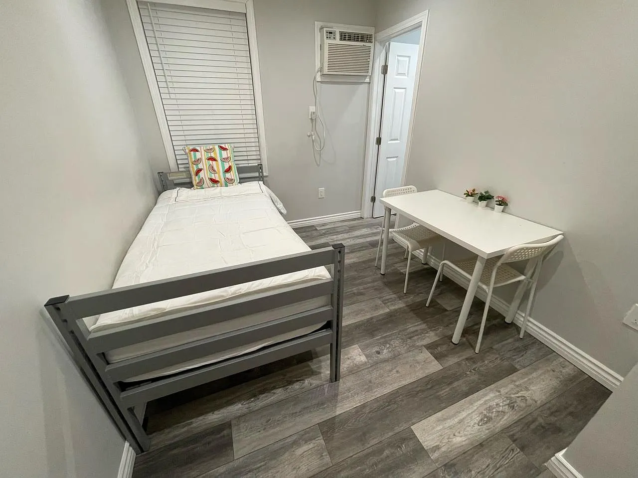 8 bed, 2200 sqft, $800 — Photo 2