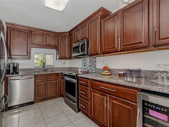 9410 N Hollybrook Lake Dr #11-109, Hollywood, FL 33025