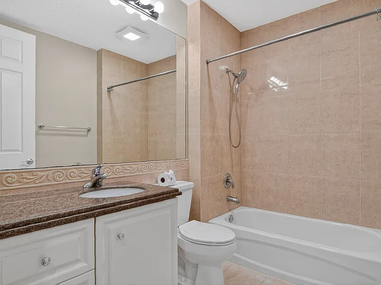 37 Harbour Isle Dr E #106 — Photo 32