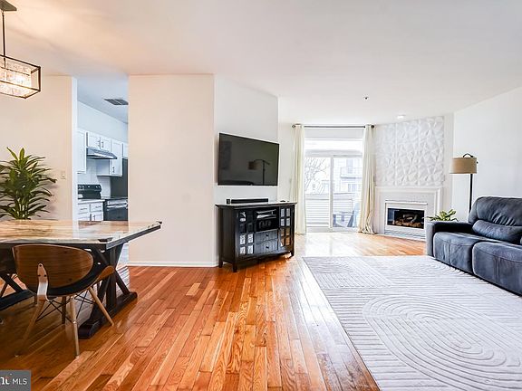 4th image of 10305 Royal Woods Ct
