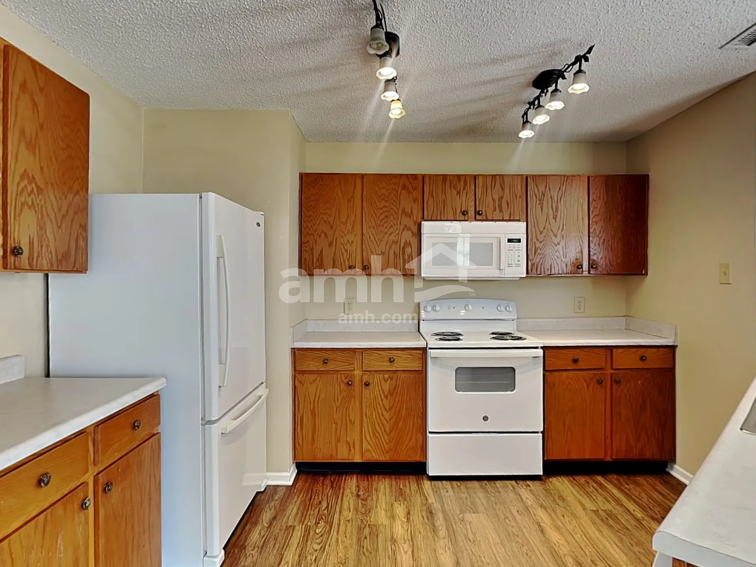 3 bed, 2.5 bath, 2610 sqft, $2,055 — Photo 4