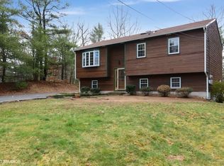 24 Pine Shadows Dr, Richmond, RI 02832