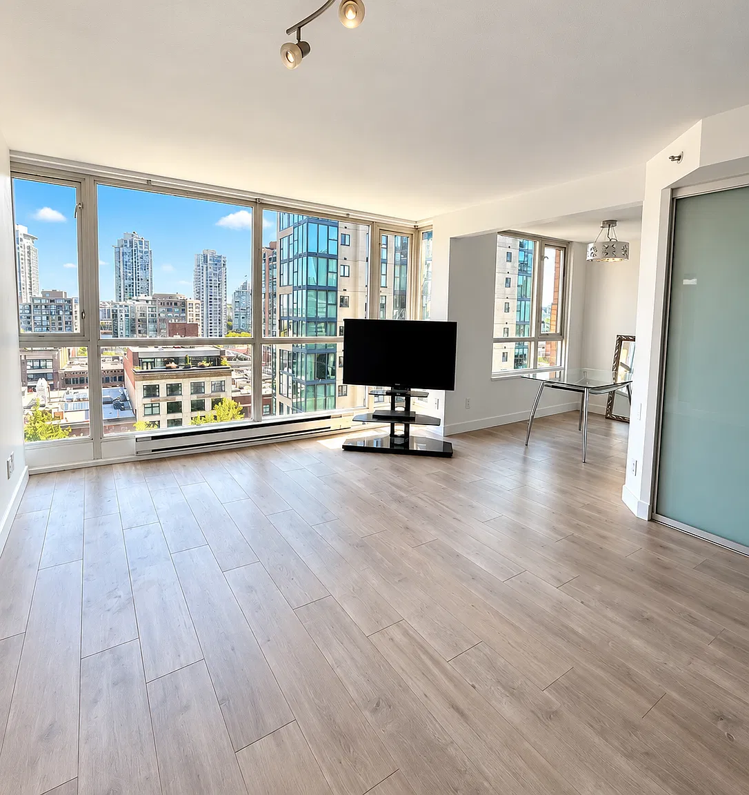 1188 Richards St — Photo 3