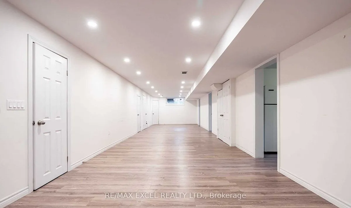 Building Photo - 899 Glen St