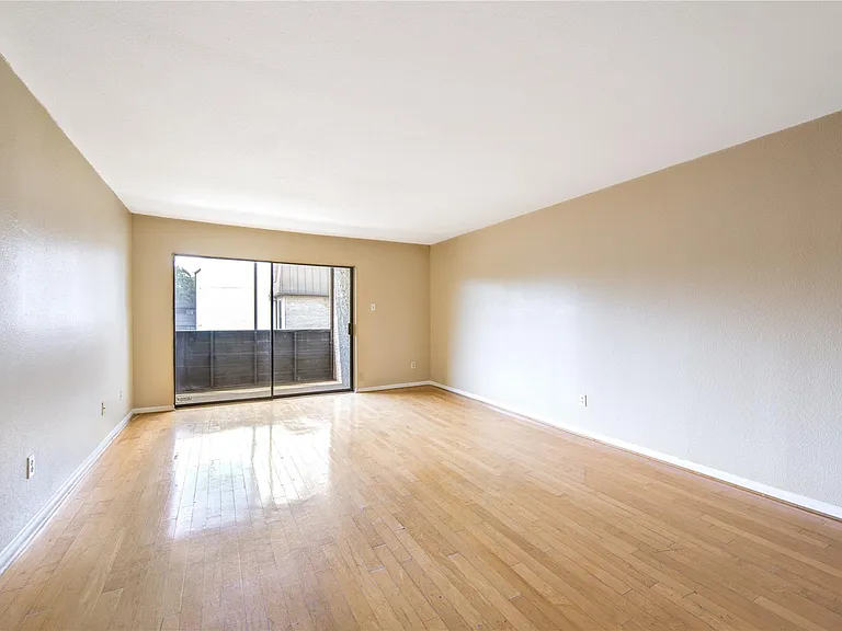 3055 Walnut Bend Ln #21 — Photo 4