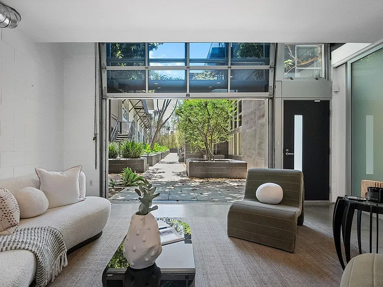 1037 N Laurel Ave #19C — Photo 16