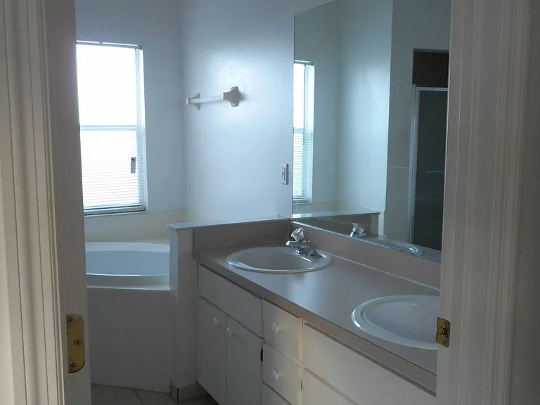 2219 Justin Ave — Photo 11