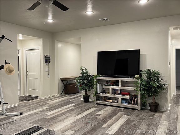 4th image of 515 Blake Dr