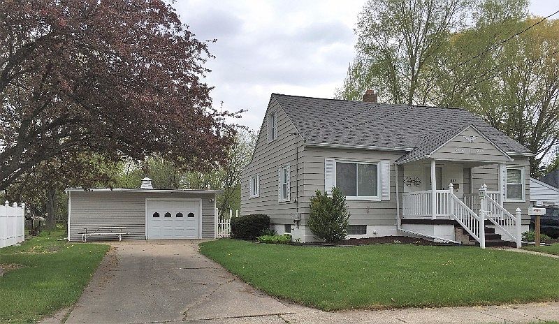 1st image of 305 E Jeanette St
