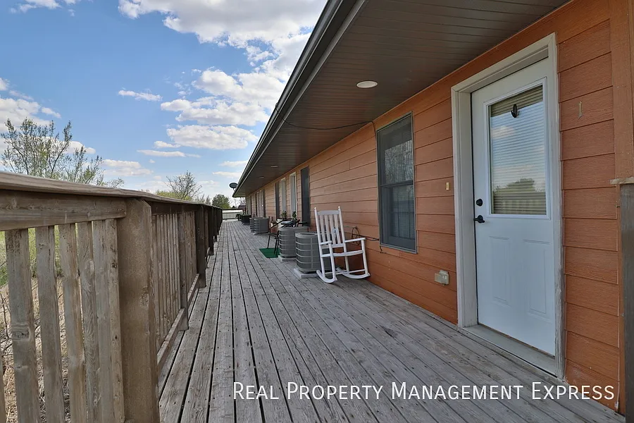 Building Photo - 801 E Ryan Dr #3