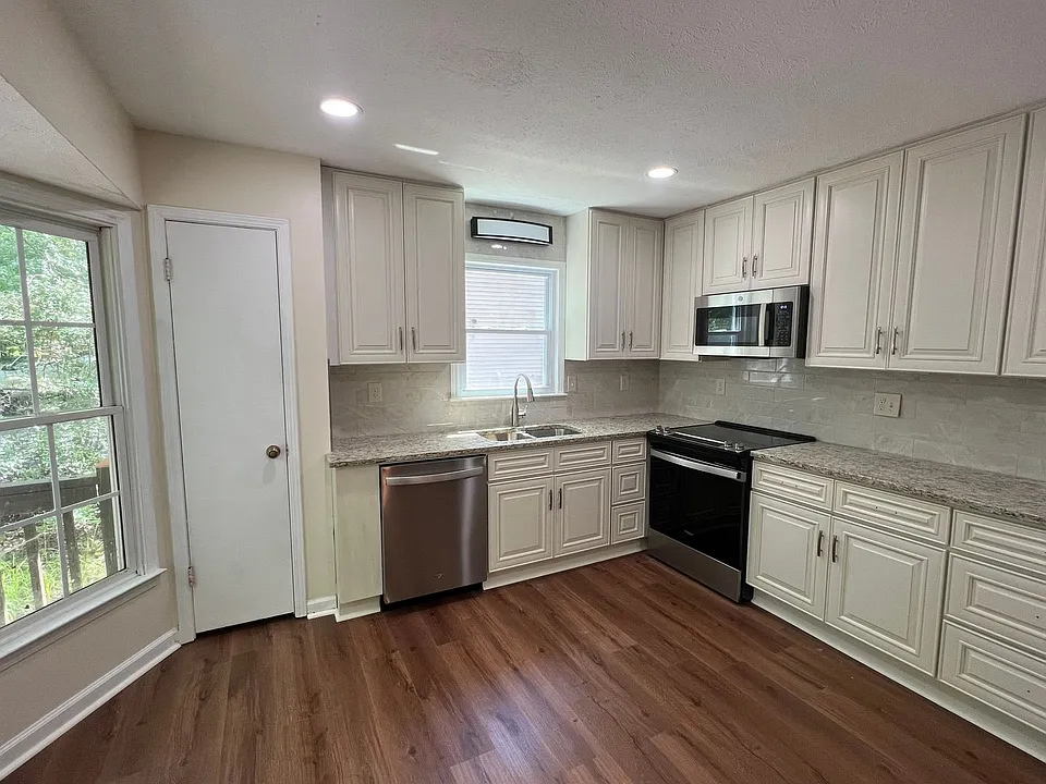 2410 Hillboro Cir SW