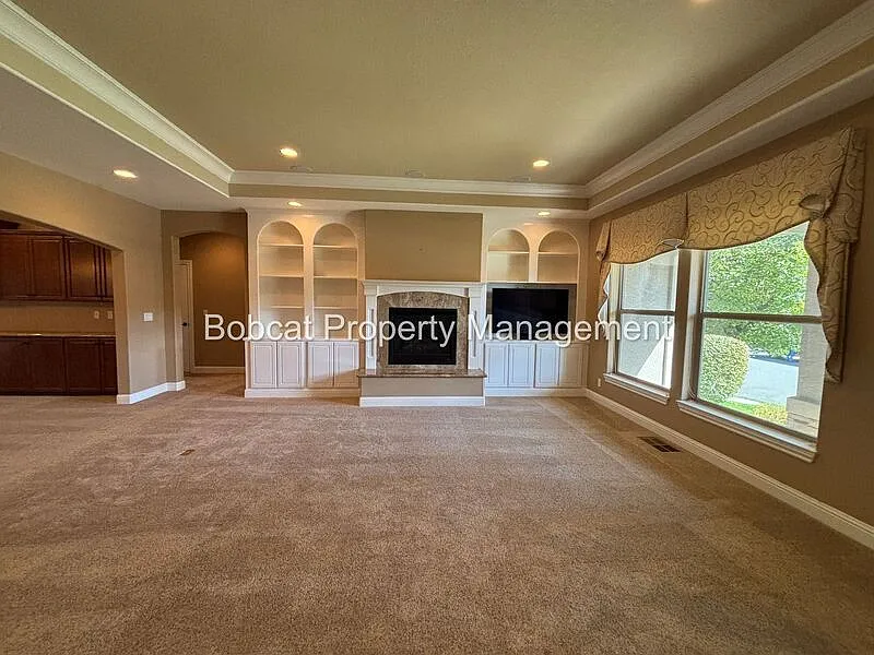 4 bed, 2.0 bath, 2719 sqft, $3,603 — Photo 2