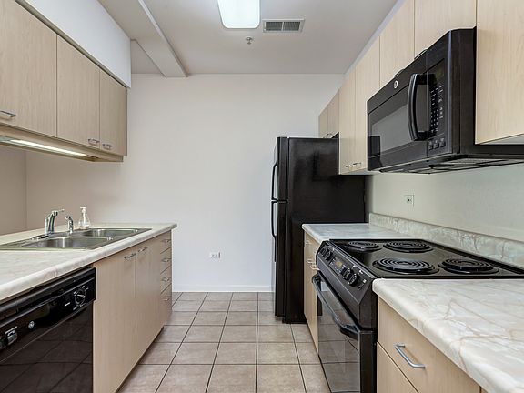 5th image of 1222 Chicago Ave #B-402