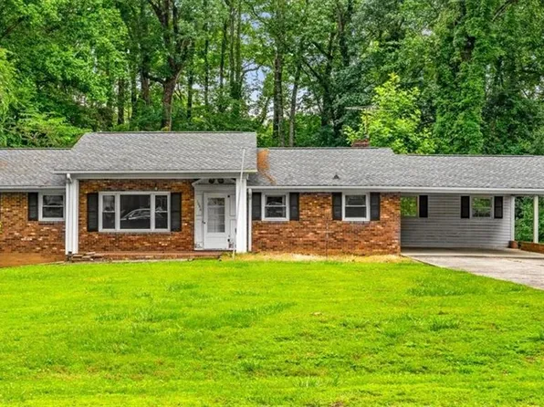 1066 Laverne Ln, Kernersville, NC 27284