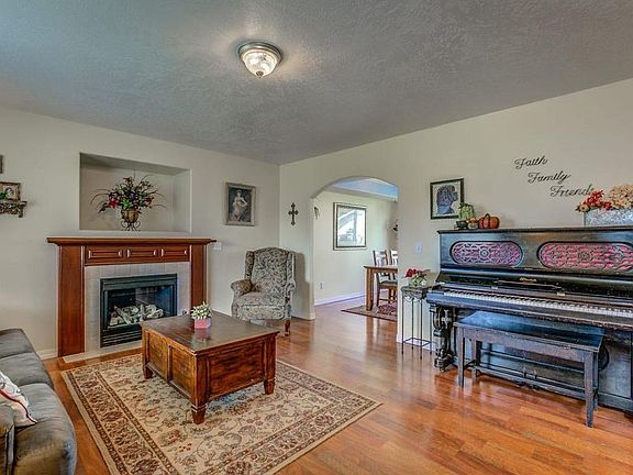 1258 N Moonstone - Living Room_07252021