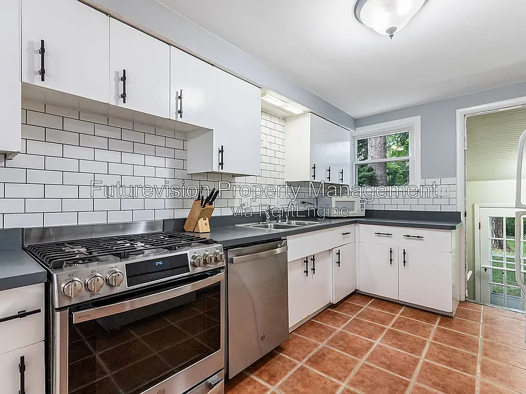 28 S Richmond Ave — Photo 17
