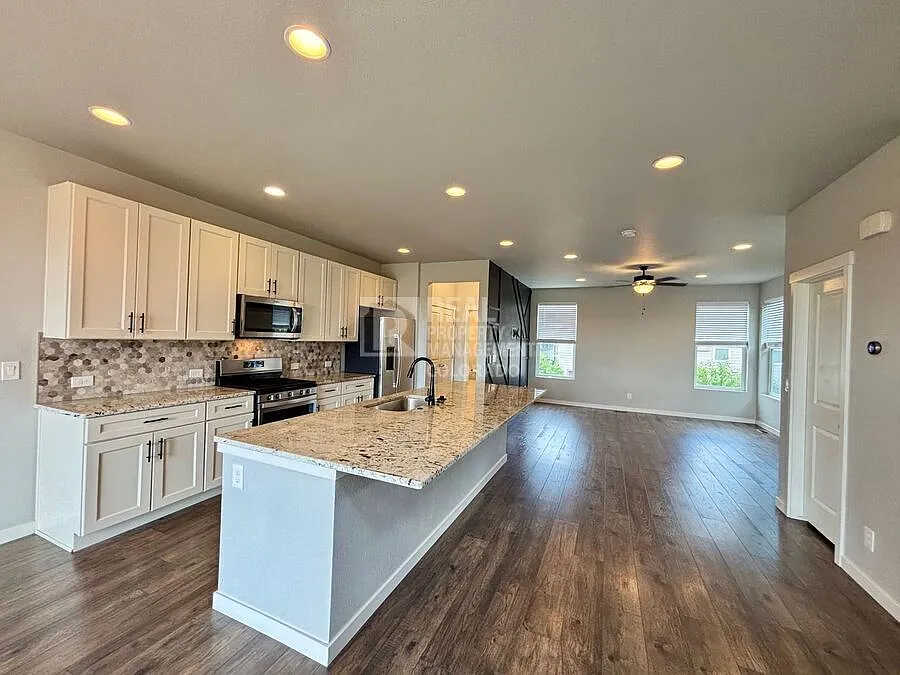 Secure This Property for $500 off your first month rent - Spacious 4-Bedroom Home with Mountain V... — Photo 2