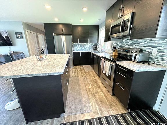 5th image of 1619 Mackenzie King Cres