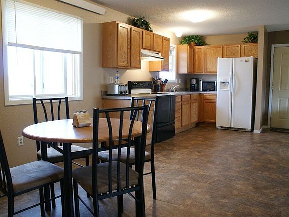 KITCHEN/DINING AREA