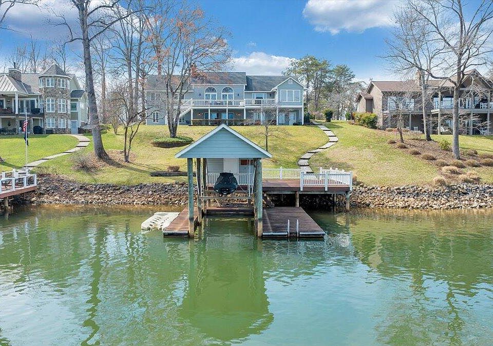 1st image of 110 Windward Dr