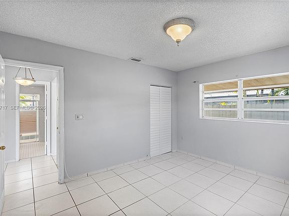 4th image of 491 W 35th Pl
