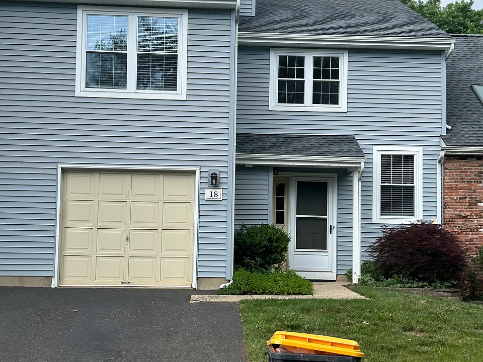 18 Avebury Pl