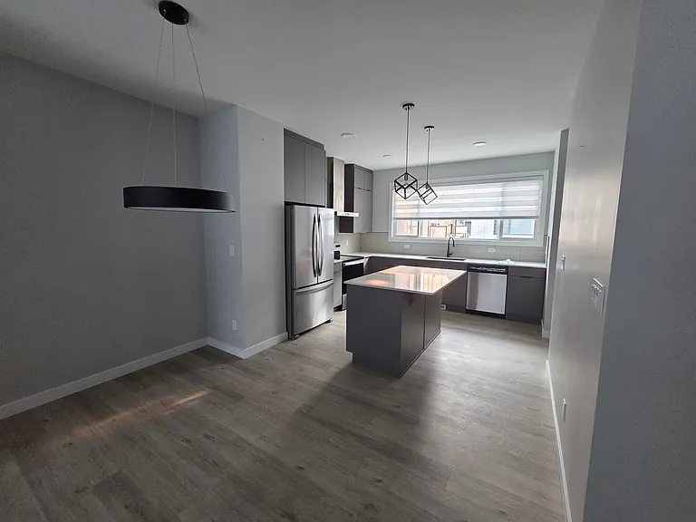 1729 Keene Cres SW — Photo 1