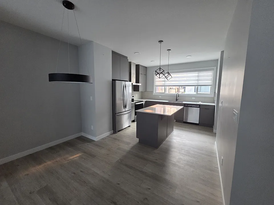 1729 Keene Cres SW