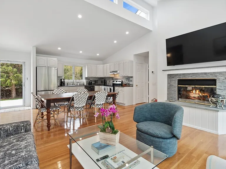 147 Pembroke Dr — Photo 12