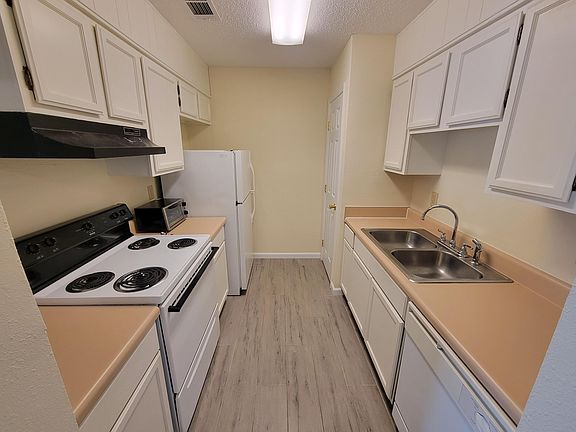 4th image of 1610 Green Briar Pkwy APT 2