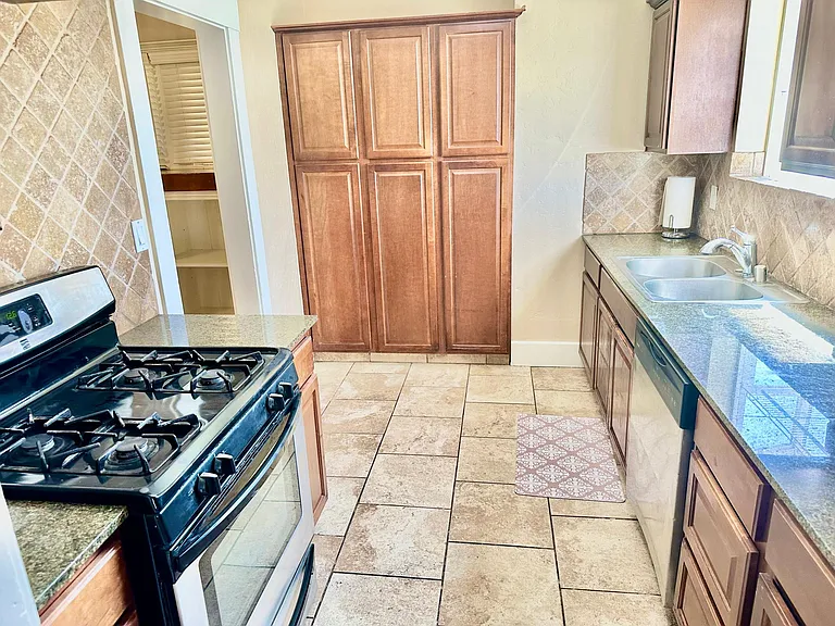1257 N Thorne Ave — Photo 13