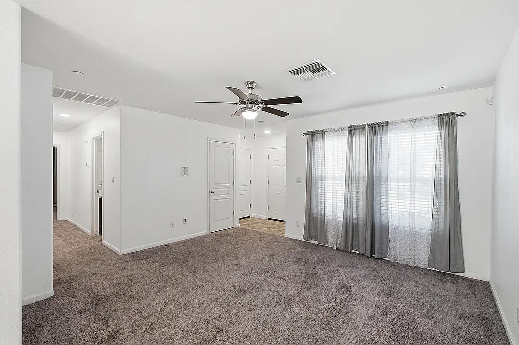 3 bed, 1029 sqft, $2,050 — Photo 3